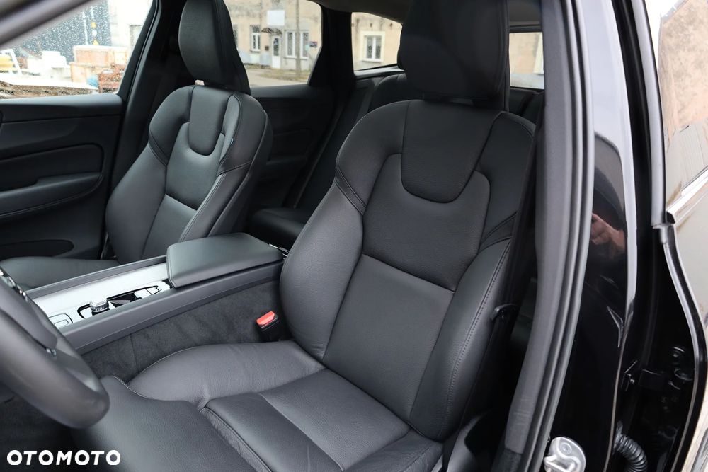 Volvo XC 60 B5 B AWD Ultimate Dark - 19