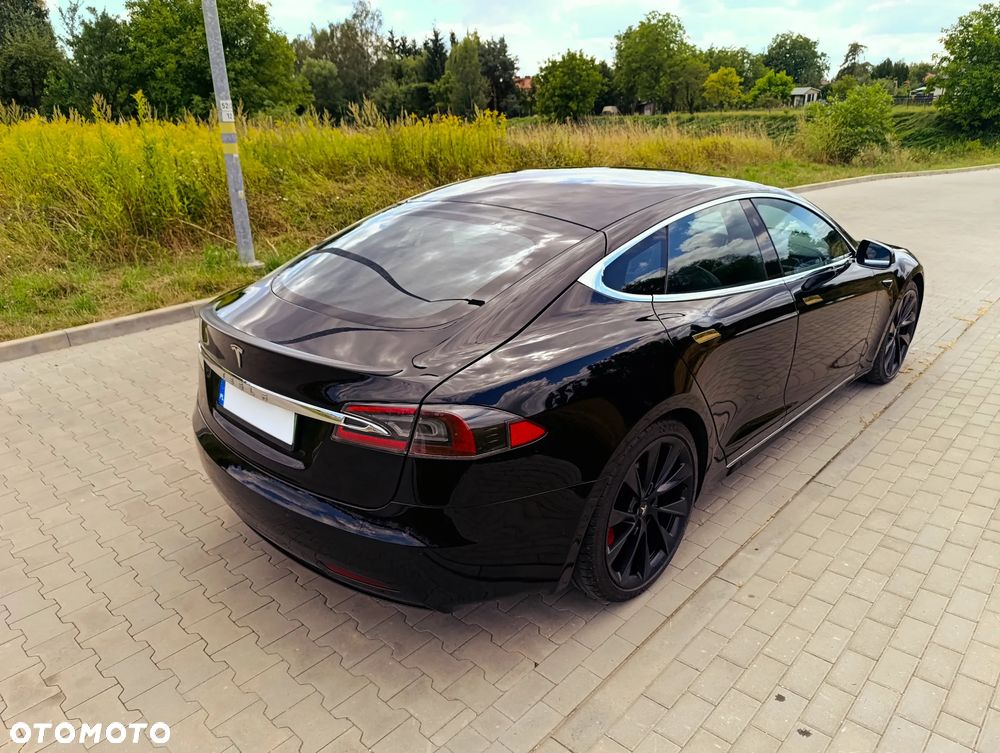 Tesla Model S - 32