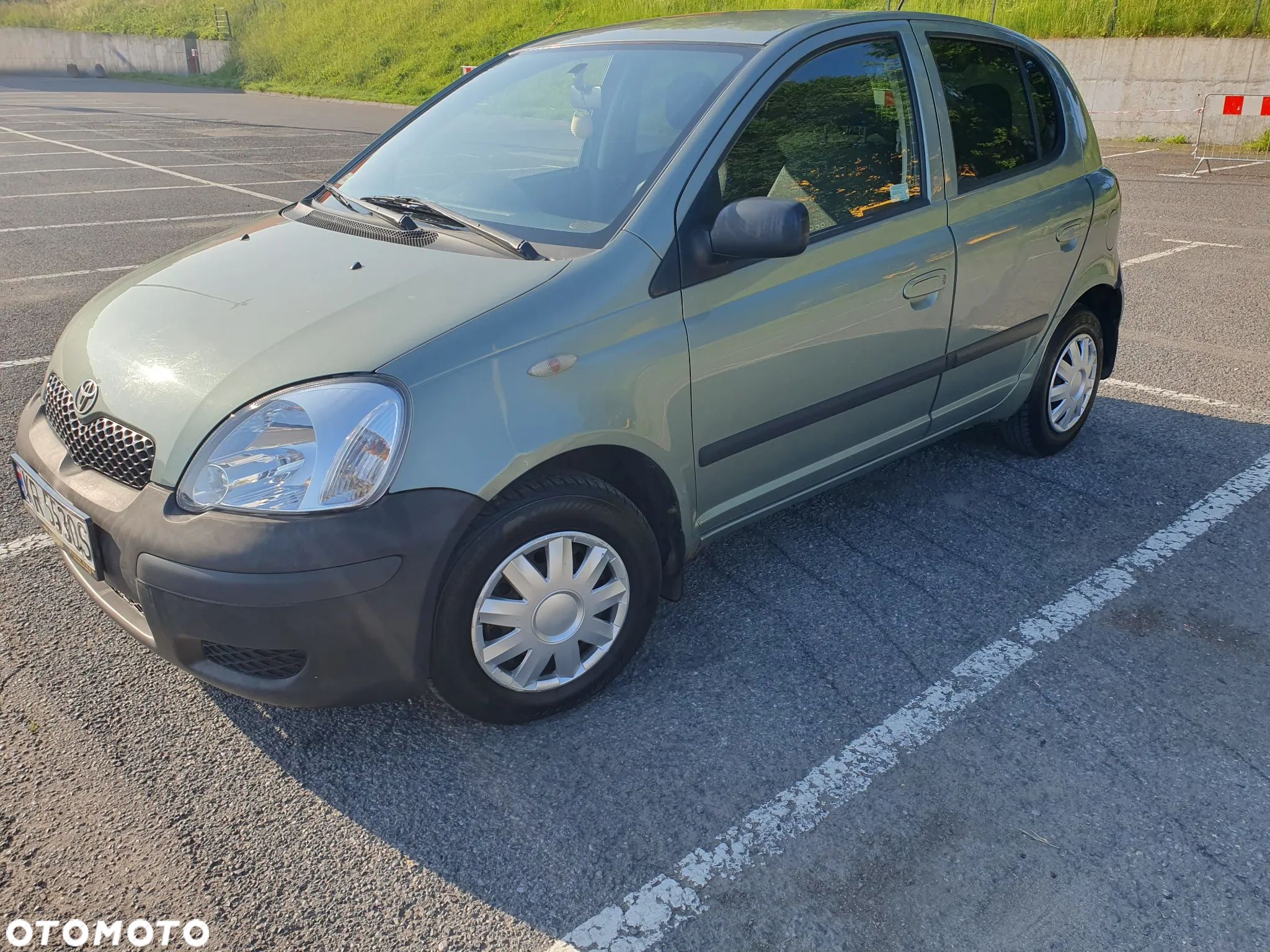 Toyota Yaris 1.0 Base - 1