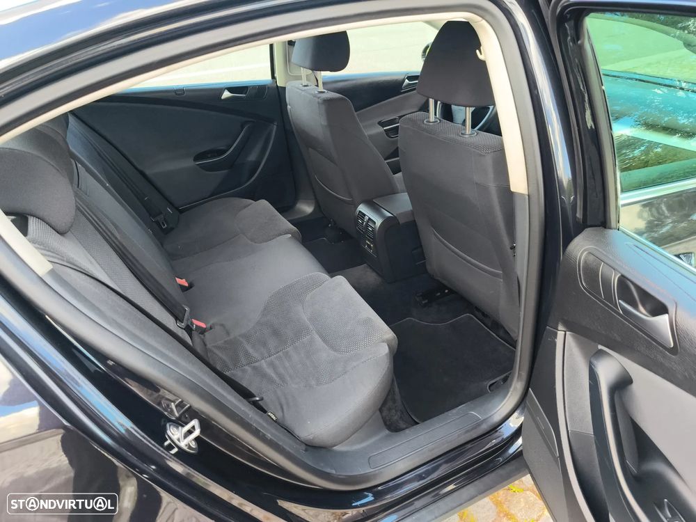 VW Passat 2.0 TDI Trendline BlueMotion - 13