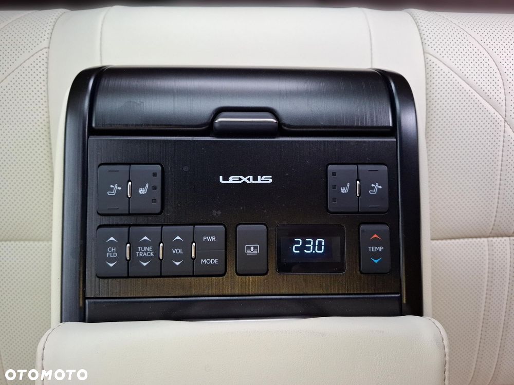 Lexus ES 300h Omotenashi - 26