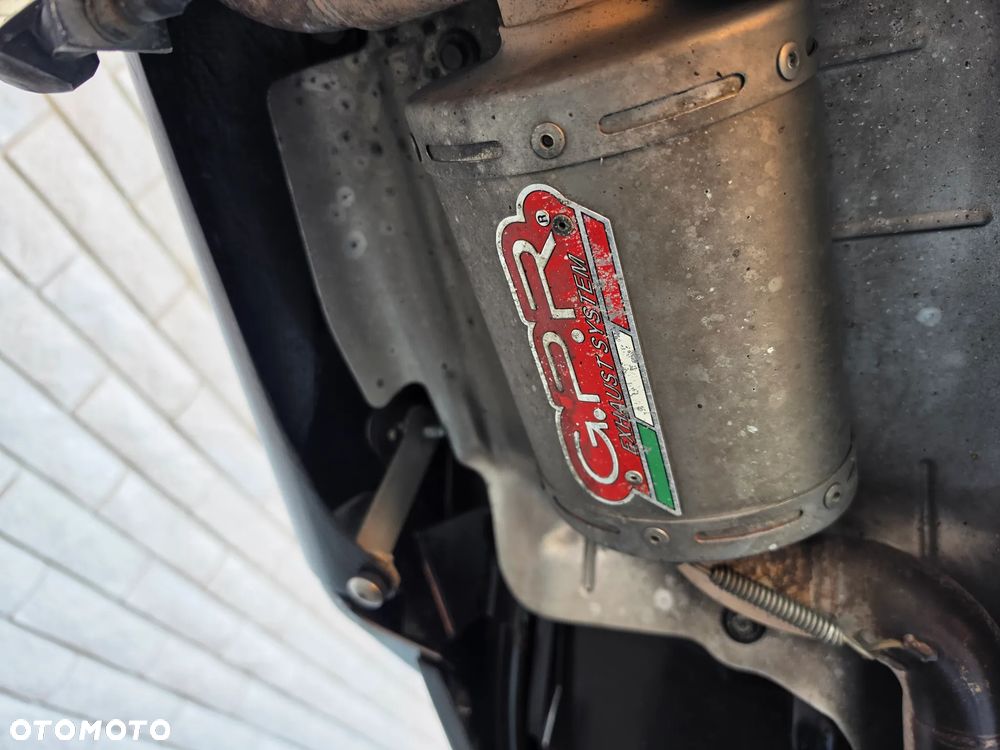 Suzuki GSR - 10