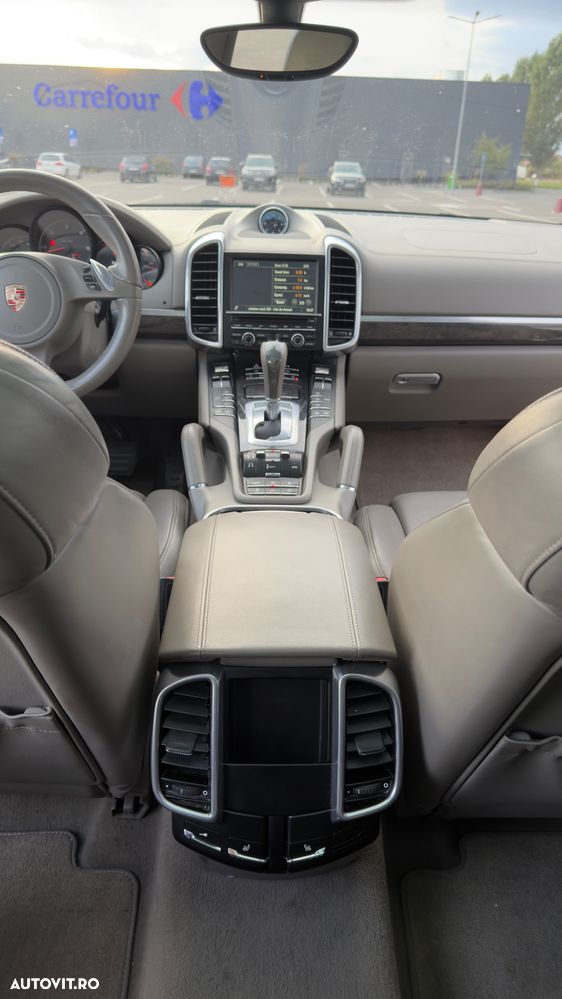 Porsche Cayenne 3.0 L V6 - 12