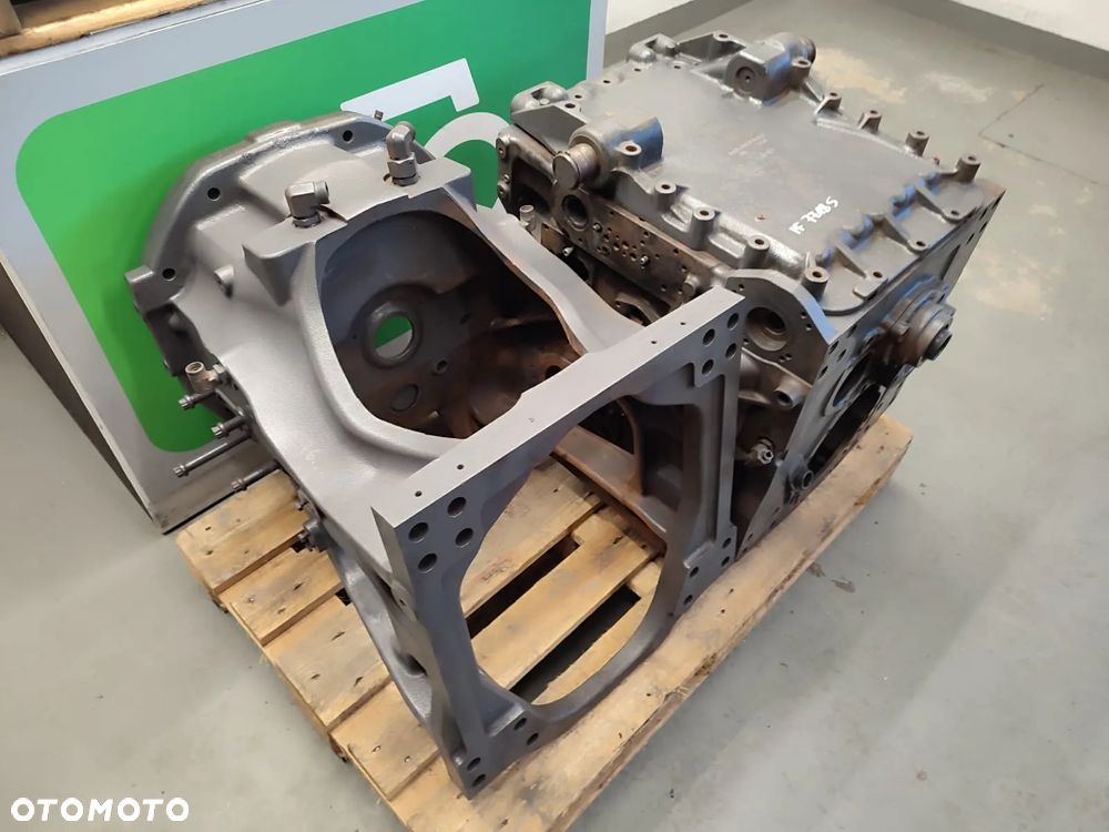 Obudowa skrzyni biegów ML180 HA180 MASSEY FERGUSON 7718 S - 3