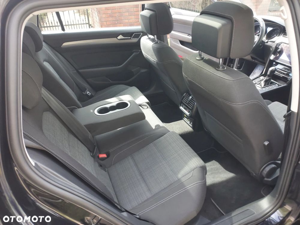 Volkswagen Passat 2.0 TDI SCR DSG 4Motion Elegance - 16