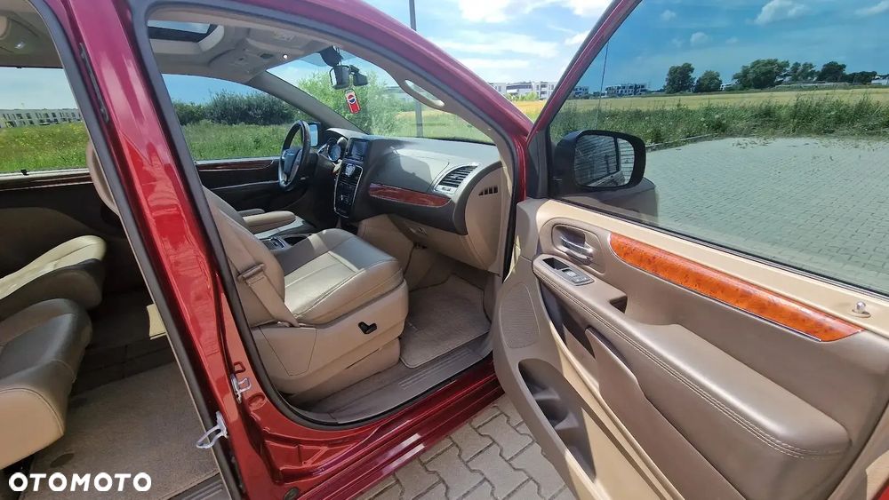 Chrysler Town & Country 3.6 Limited - 17