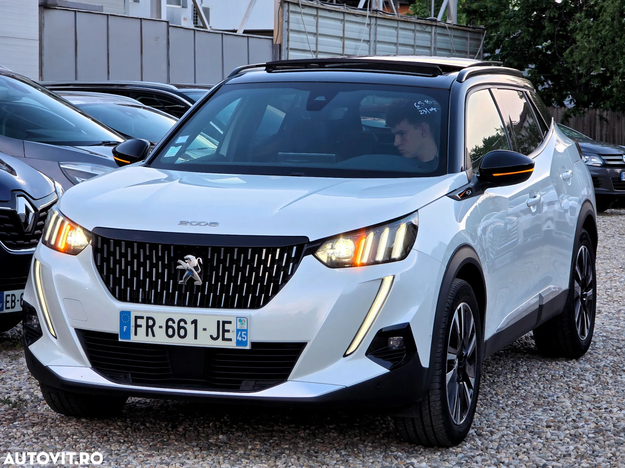 Peugeot 2008 PureTech 155 EAT8 GT Pack - 4