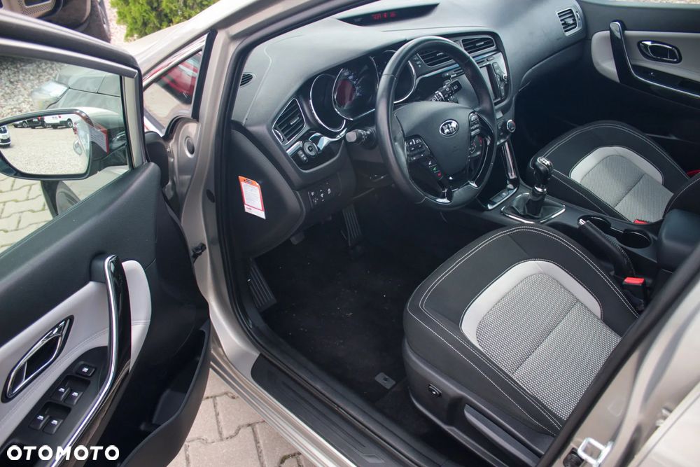 Kia Ceed 1.6 GDI Dream Team Edition - 10
