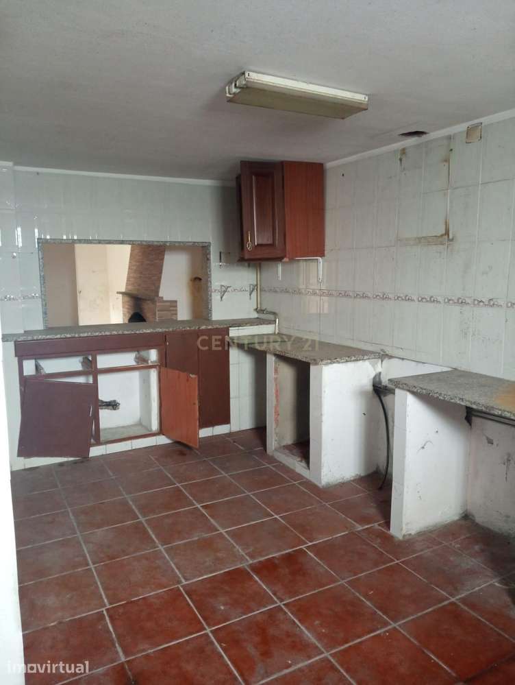 Moradia T3 para recuperação em Moita ,Marinha Grande - Grande imagem: 4/11