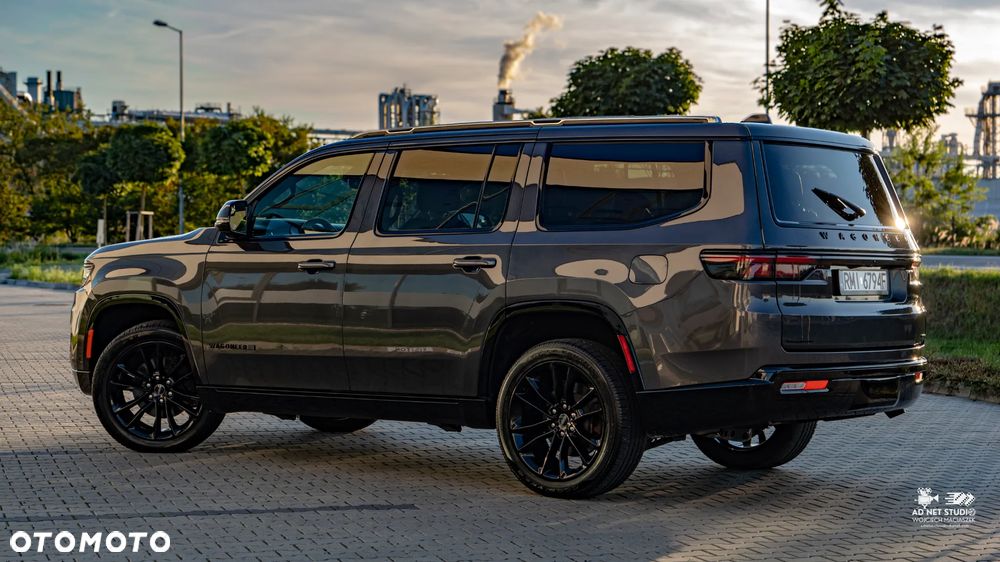 Jeep Wagoneer - 11