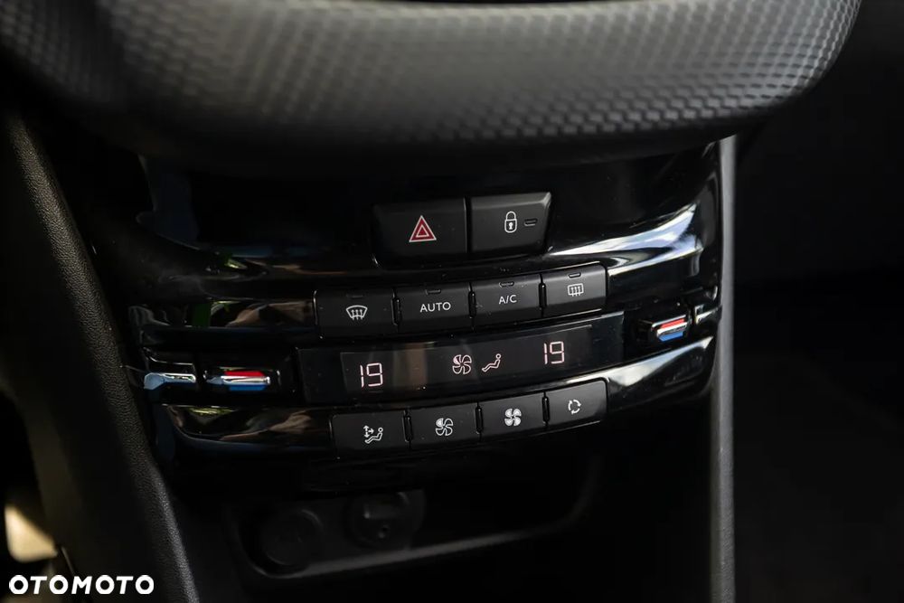 Peugeot 2008 1.2 Pure Tech Style S&S - 28