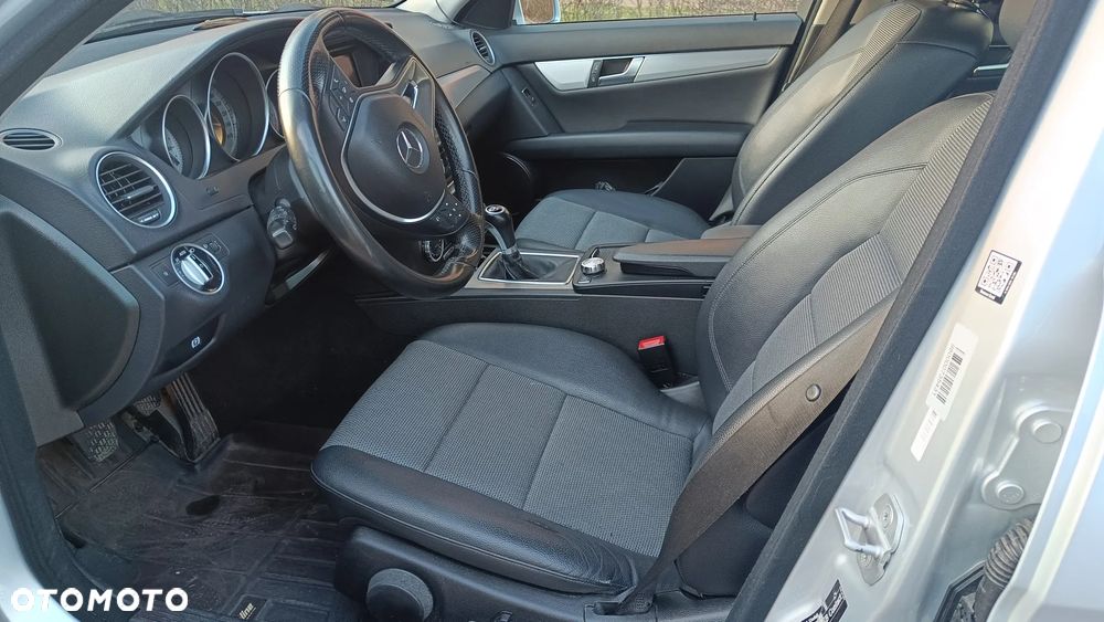 Mercedes-Benz Klasa C 180 CGI BlueEFFICIENCY Avantgarde - 6