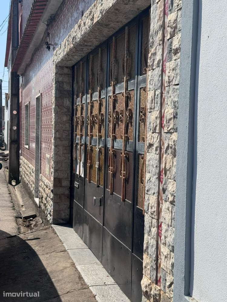 Moradia T3 com amplo lote no centro de Benfica do Ribatejo - Grande imagem: 2/7
