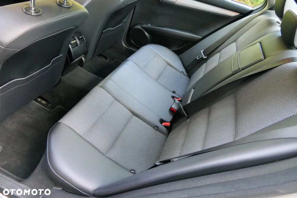 Mercedes-Benz Klasa C 180 CGI BlueEff Avantgarde - 4