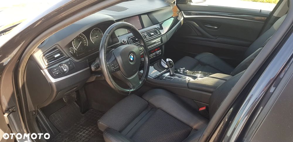 BMW Seria 5 525d xDrive - 16