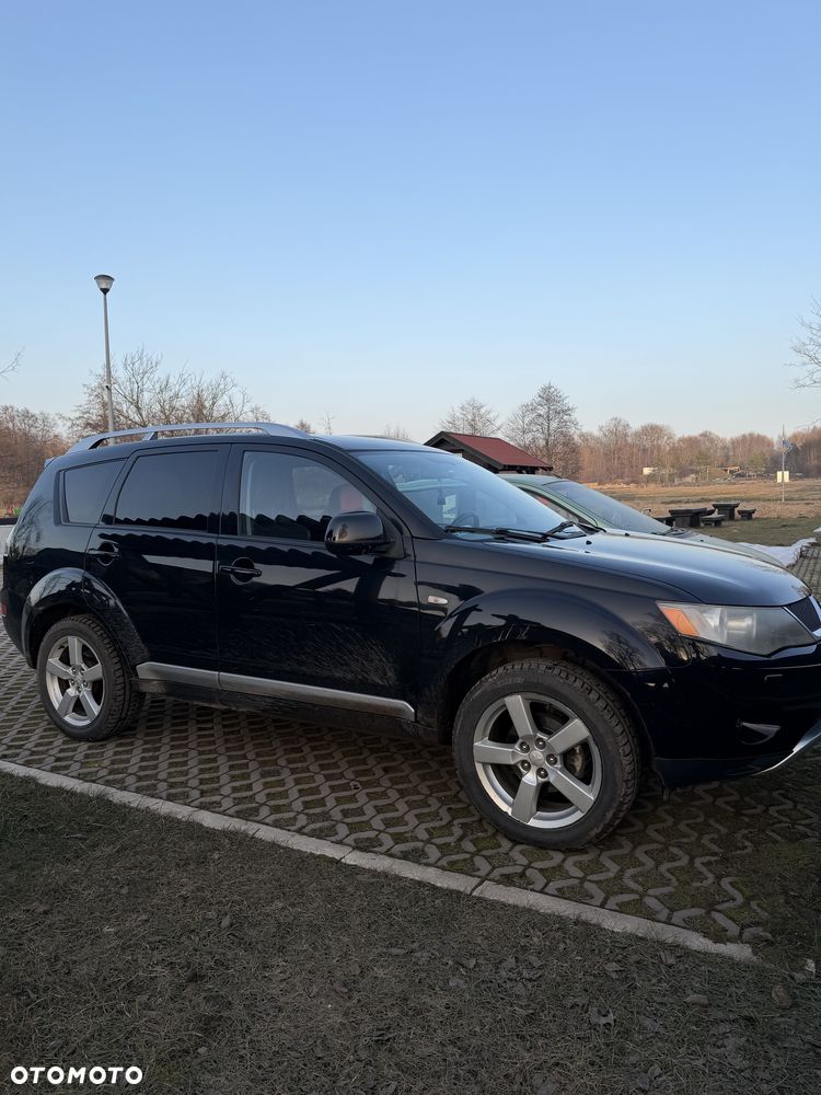 Mitsubishi Outlander - 2