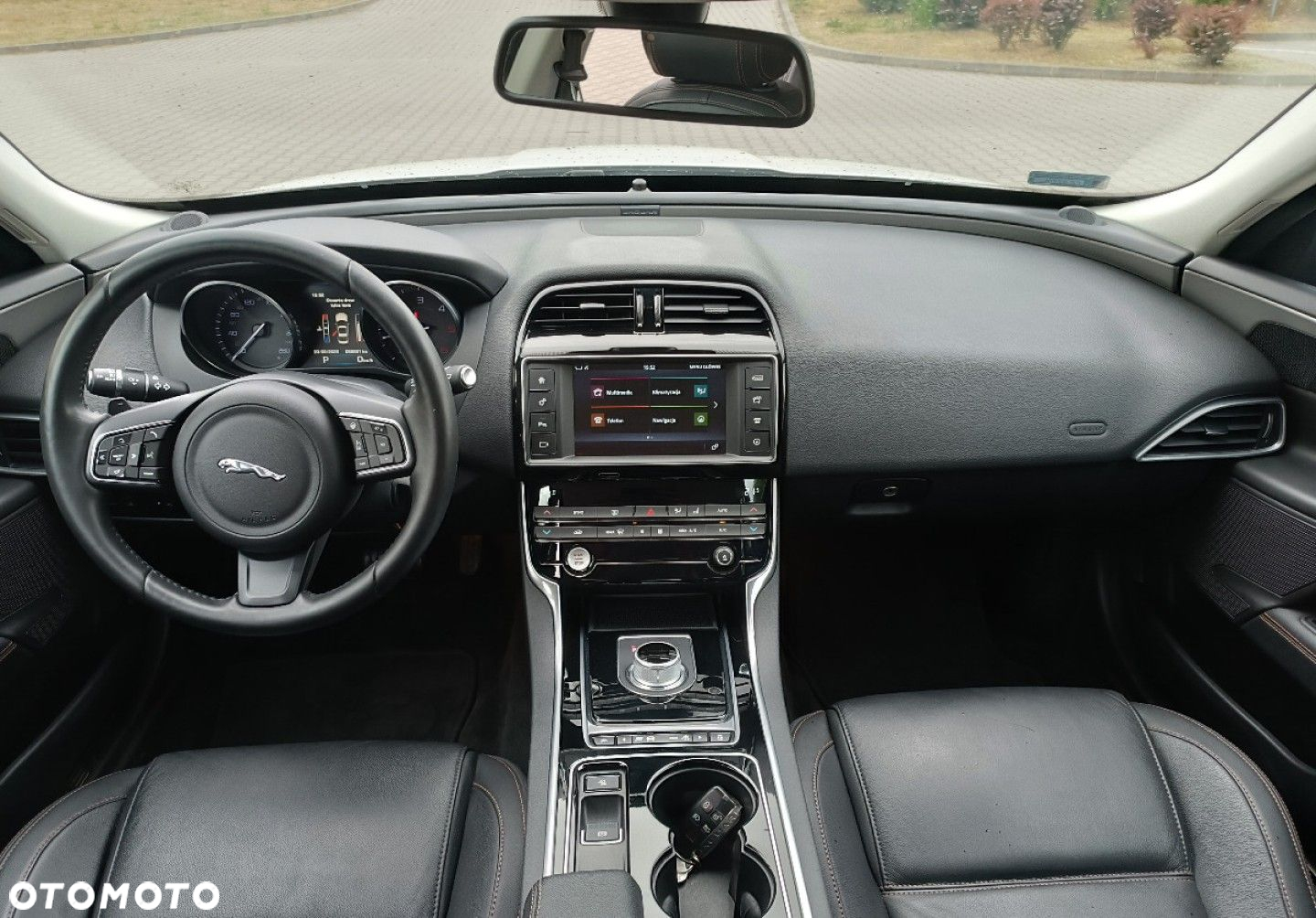 Jaguar XE - 25