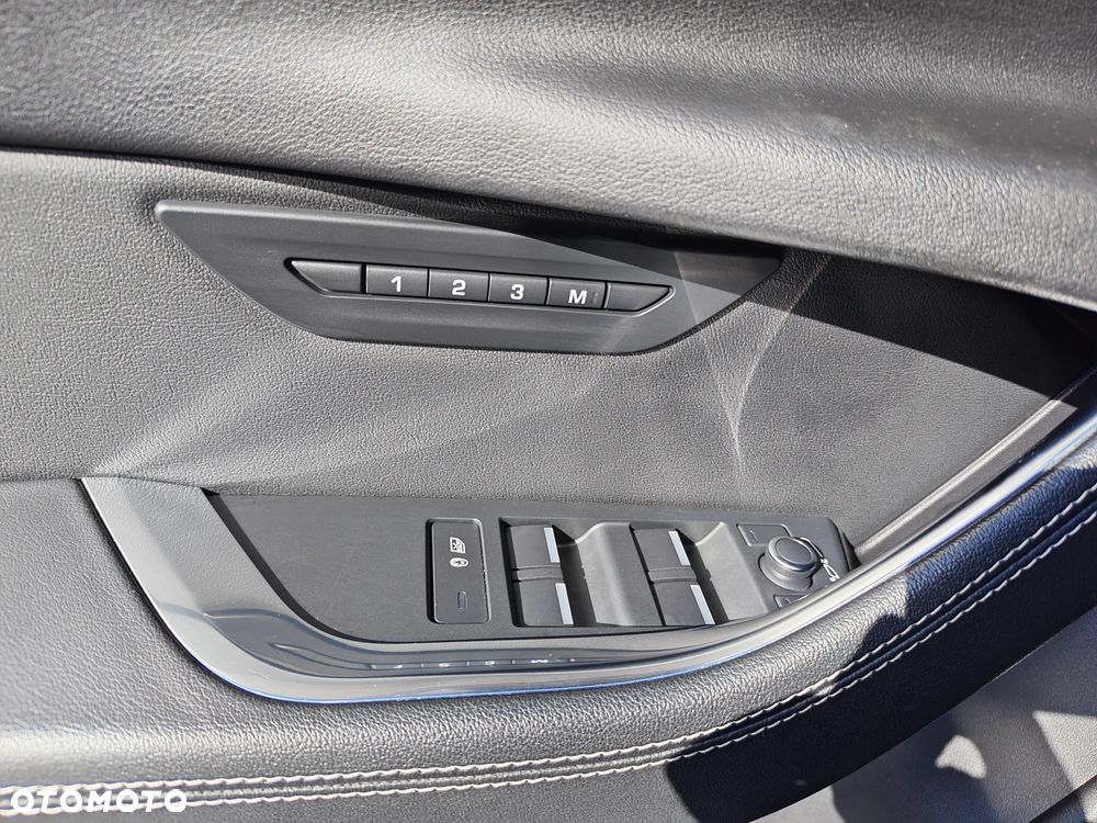 Jaguar XE 2.0 D180 AWD R-Dynamic SE - 31