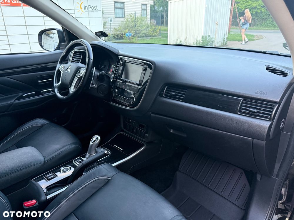Mitsubishi Outlander 2.0 4WD Top - 25