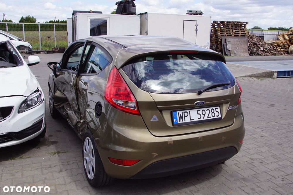 Auto na części - Ford Fiesta MK7 1.25 82 KM SNJA 8A6R-7002-JK CFSC 2012R Silnik Skrzynia Drzwi Maska Błotnik Zderzak Klapa Lampa Lusterko Lampa Szyba Deska Kokpit Sterownik Moduł Czujnik Licznik Panel Kierownica - 6