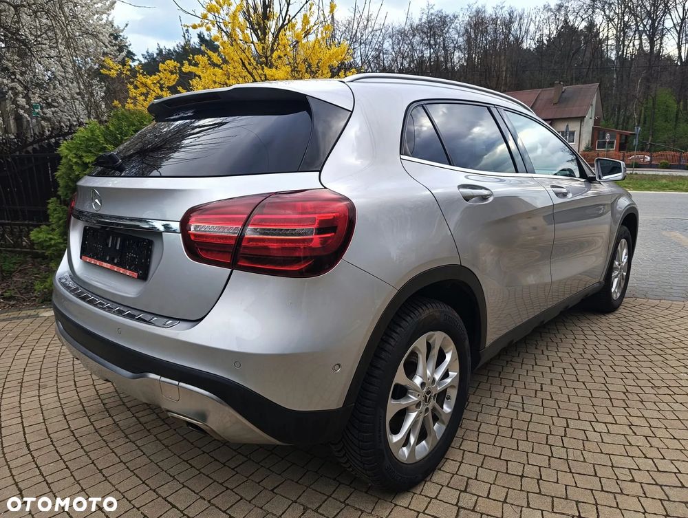 Mercedes-Benz GLA 180 Urban - 36