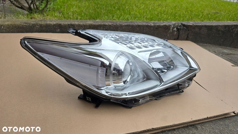 Toyota Prius III Lift 12-15 Lampa Przód Przednia Prawa Oryginał Srebrna - 3