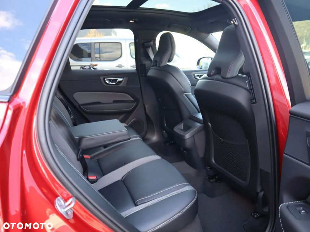 Volvo XC 60 B4 B Plus Dark - 16