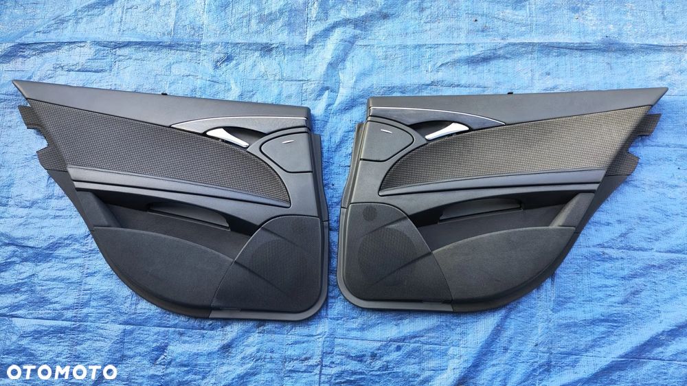 BOCZKI BOCZEK TAPICERKA DRZWI LEWY PRAWY TYŁ ROLETA ŻALUZJA KOMPLET A2118100520 A2118100620 A2117302663 A2118100830 A2117302563 A2118100730 MERCEDES E-KLASA W211 - 1