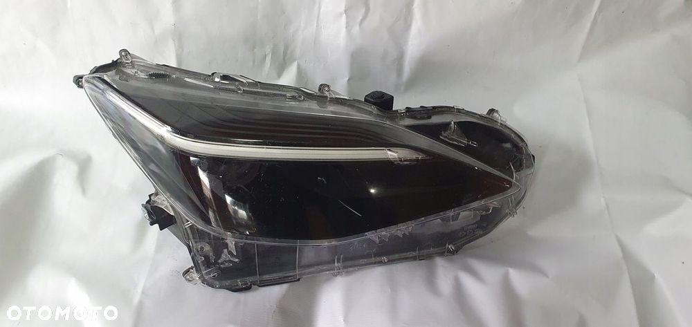 TOYOTA YARIS CROSS LAMPA PRAWY PRZÓD PRZEDNIA - 1