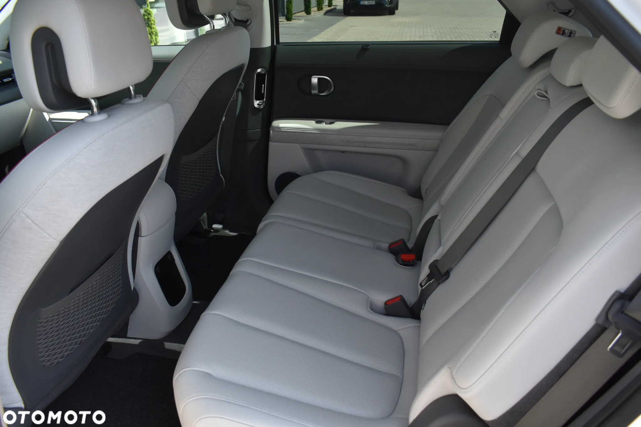Hyundai IONIQ - 7
