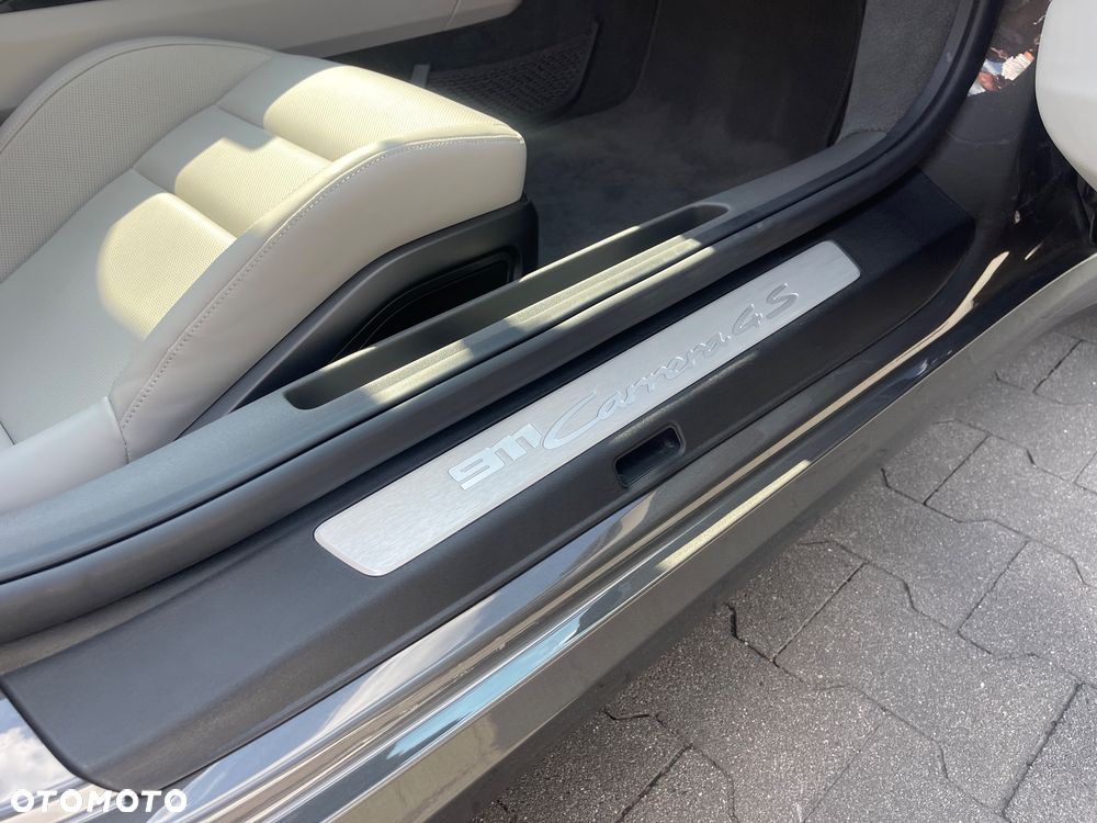 Porsche 911 Carrera 4S - 23