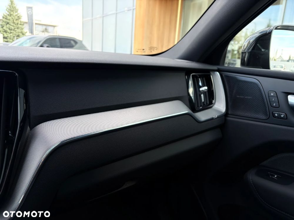 Volvo XC 60 B5 B AWD Plus Black Edition - 19