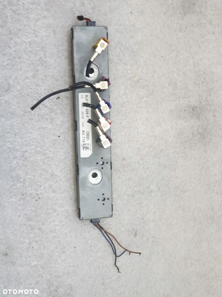 WZMACNIACZ ANTENOWY AUDI Q7 4L0035225F - 3