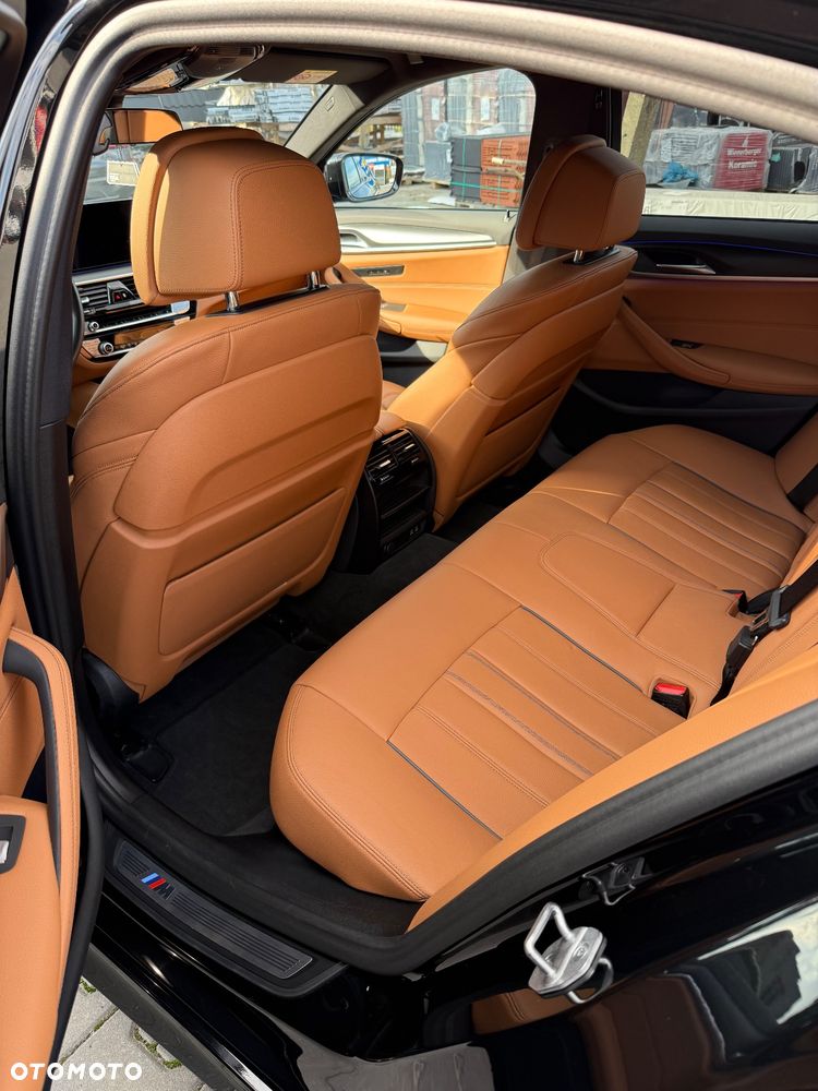 BMW Seria 5 530d xDrive Touring M Sport Edition - 12
