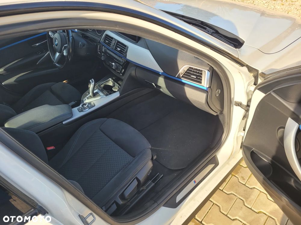 BMW Seria 3 330i M Sport - 12