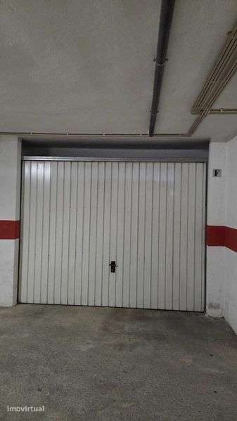 Arrenda-se garagem fechada