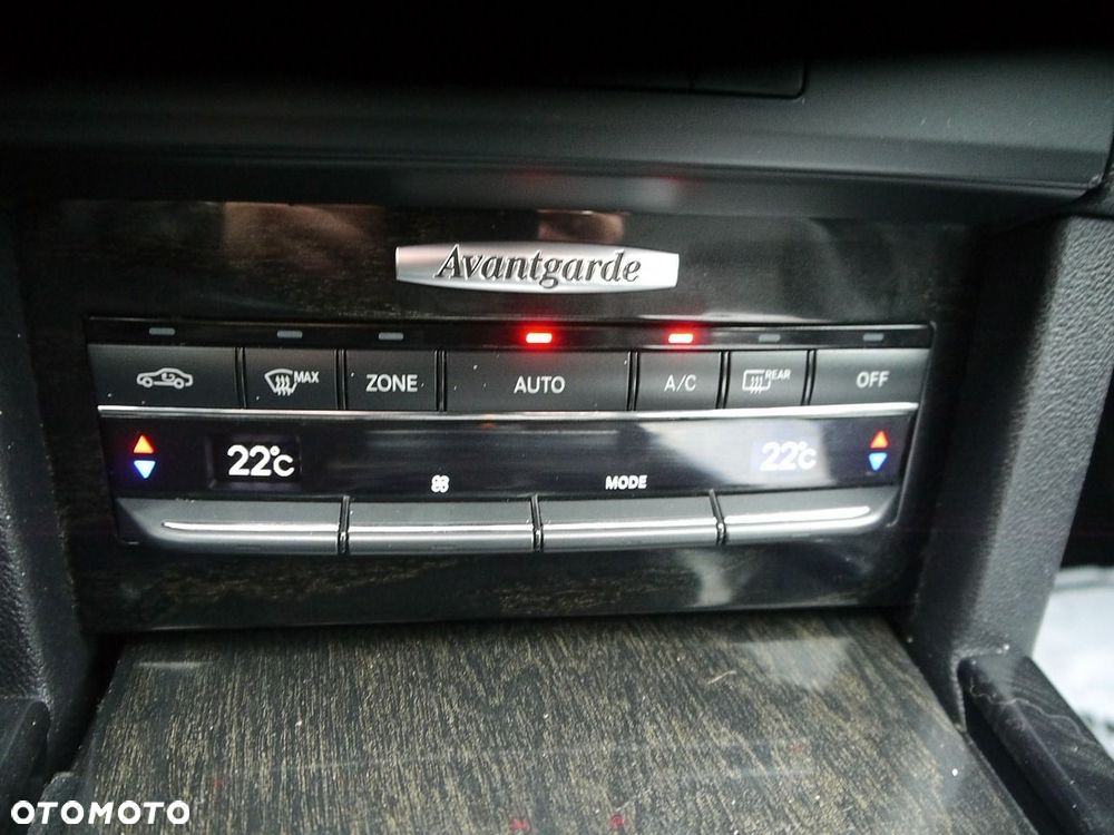 Mercedes-Benz Klasa E 220 BlueTEC 4Matic 7G-TRONIC Avantgarde - 23