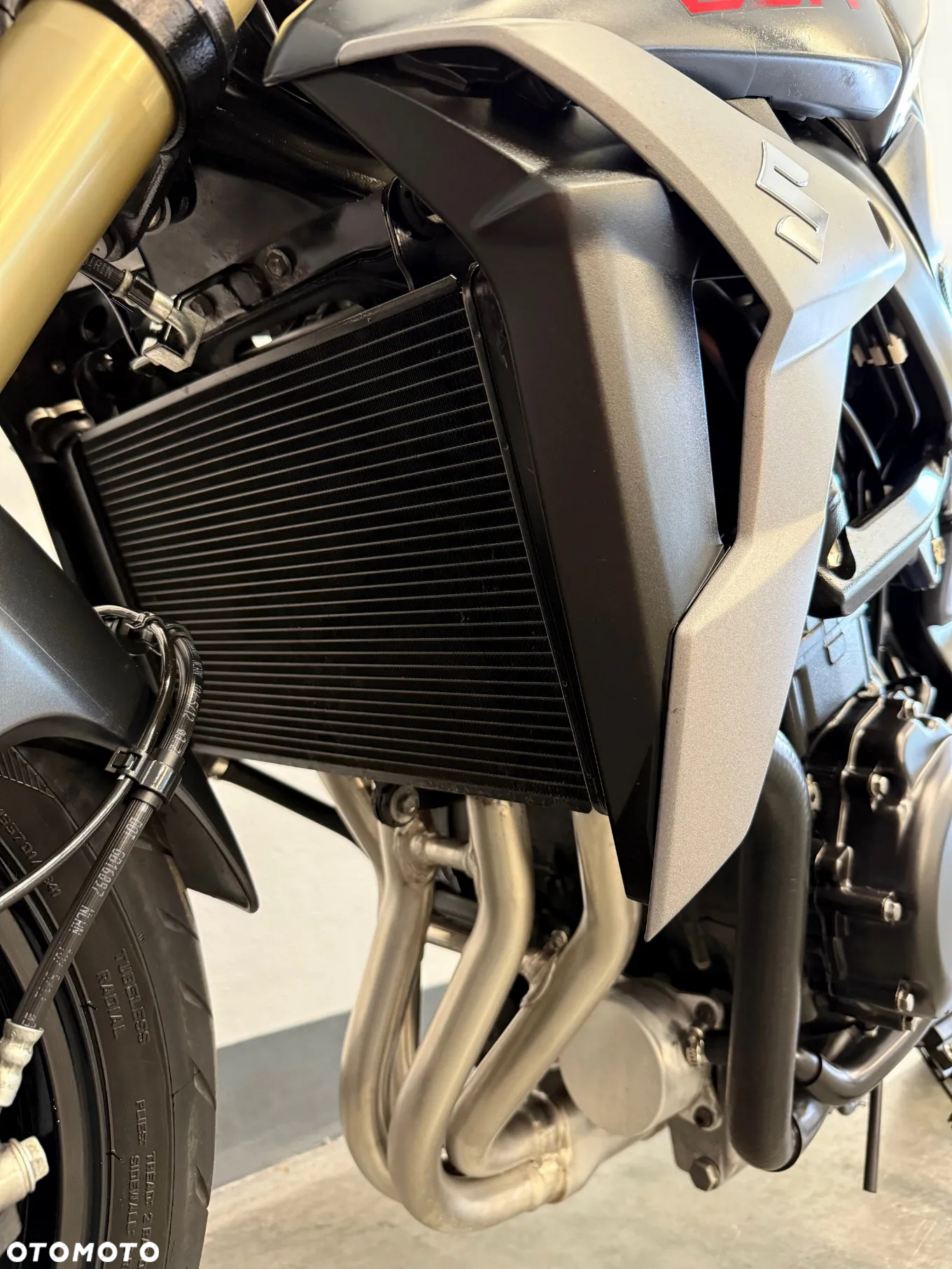 Suzuki GSR - 24