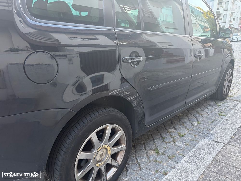 VW Touran 2.0 TDI Highline 5L - 4