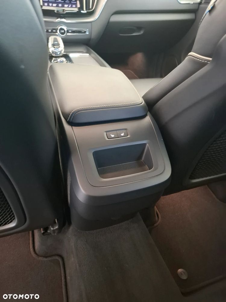 Volvo XC 60 B4 D AWD Plus Dark - 18