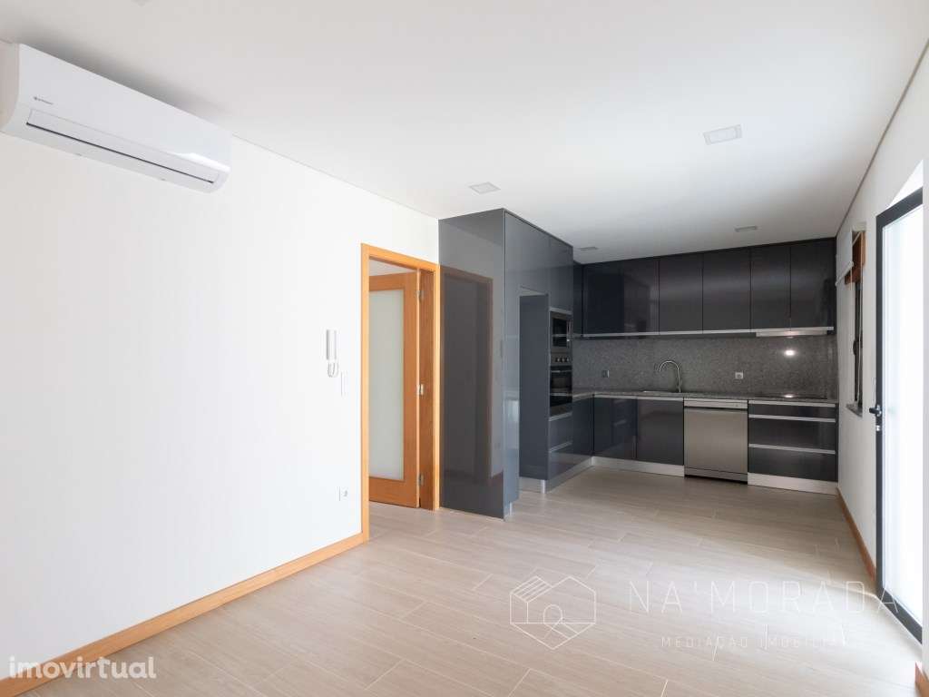 Moradia T2 totalmente renovada com terreno - Arrifana - Grande imagem: 2/38