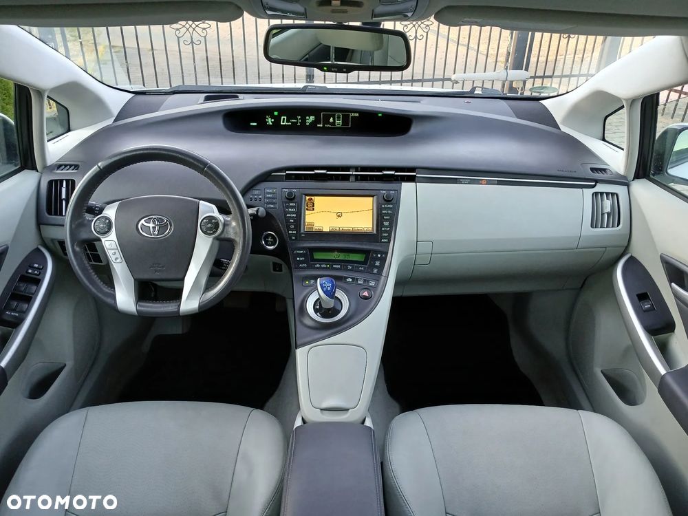 Toyota Prius (Hybrid) Executive - 24