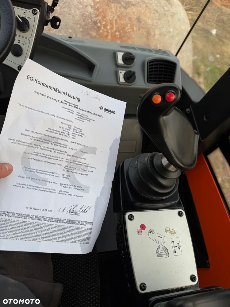 Bomag BW213 D-5 Walec Drogowy Terenowy 15 ton. Import Norwegia 2020 rok. 1050 Mtg. silnik DEUTZ 4cyl. 140 km. Maszyna nie różni się od Nowej z salonu! Klima wentylacja. Serwisy w Dekra AKTUALNE. Zero zniszczeń IGŁA !! Gotowa do długiej pracy. Po dużych serwisach eksploatacyjnych w Norwegii. Walec z Upadłości od pierwszego właściciela. Jego historia od nowosci to jedna robota na stadionie miejskim! Jedyna taka okazja! - 9
