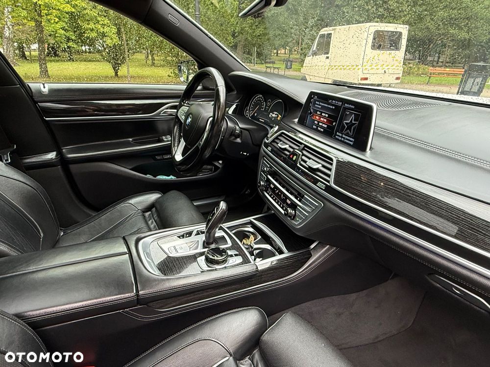 BMW Seria 7 750Li xDrive - 34