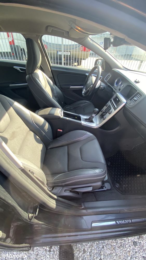 Volvo V60 D2 R-Design - 15