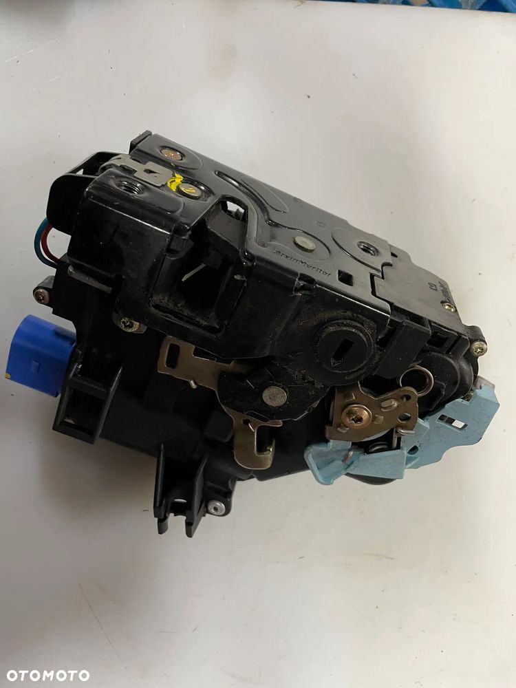Zamek drzwi lewy tył vw Touran I vw Golf V 7L0839015 - 4
