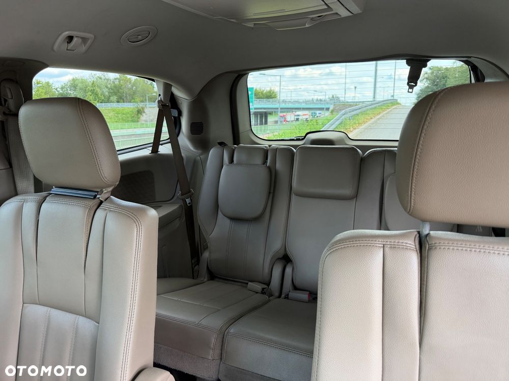 Chrysler Town & Country 3.6 Limited - 11