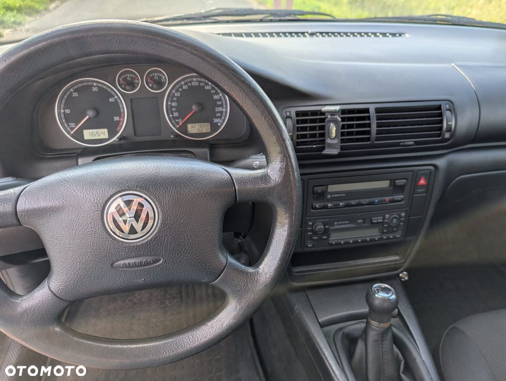Volkswagen Passat 1.9 TDI Comfortline Family - 18