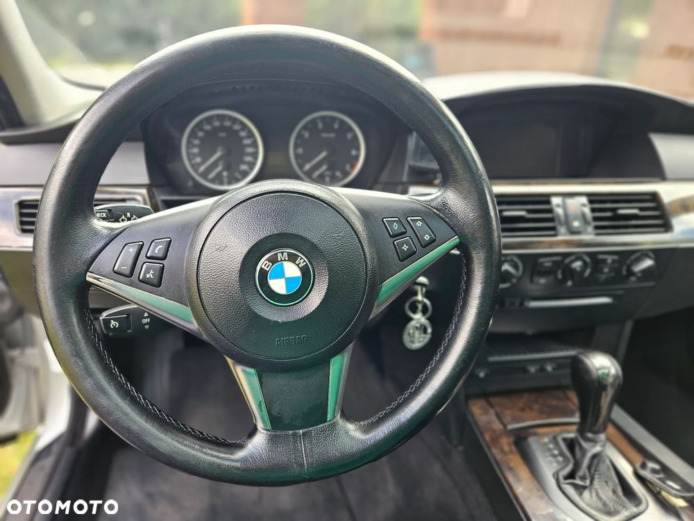 BMW Seria 5 525i Touring - 34