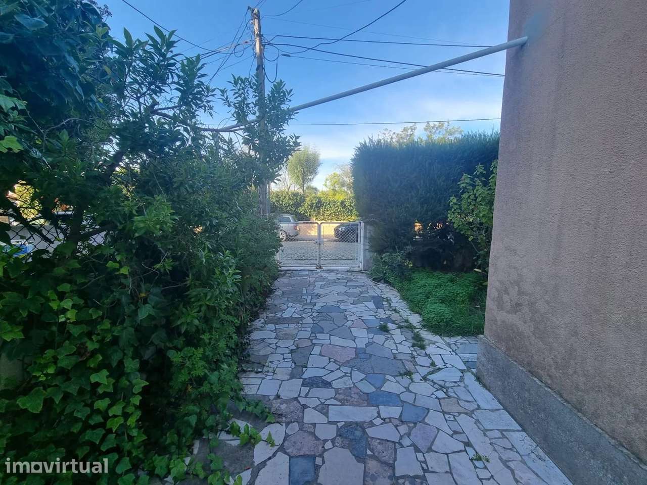 Prédio / Moradia com 3 apartamentos T2, com Terraço e Jardim na Costa - Grande imagem: 3/42